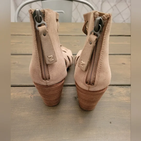 Zodiac suede heels size 9 - Picture 6 of 7